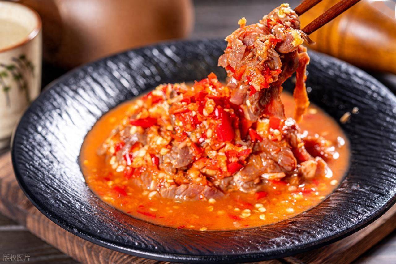 锅出圈！现切牛肉 + 红酸汤火锅界新顶流