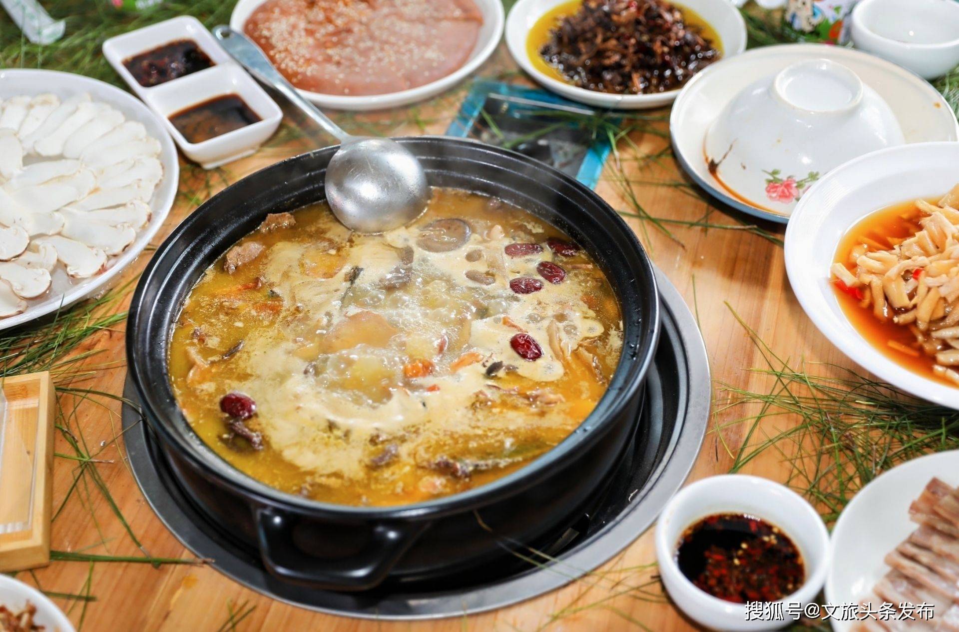 后：南华餐饮的产业突围与文化传承麻将胡了2试玩万人野菌火锅宴背(图3)